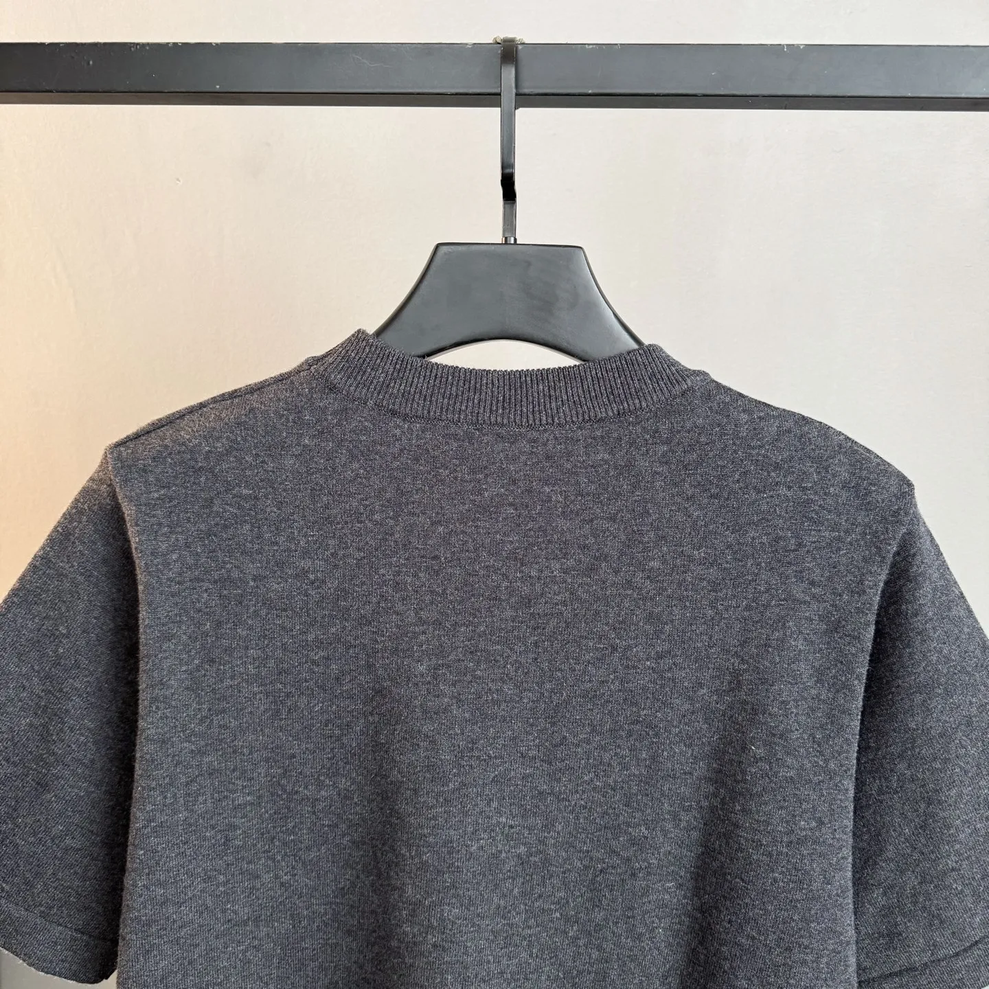 105🀄️ Loro Piana SS 26 Autumn New Men's Series Hot Sale Round Neck Sweater with looming embroidery on the chest. 80% cotton➕20% linen feels very soft and delicate. Breathable. Reinterpreted by design. Unique style design. Simple and elegant. Customized fabrics. Excellent texture. Simple and more Versatile. Essential wardrobe artifact.